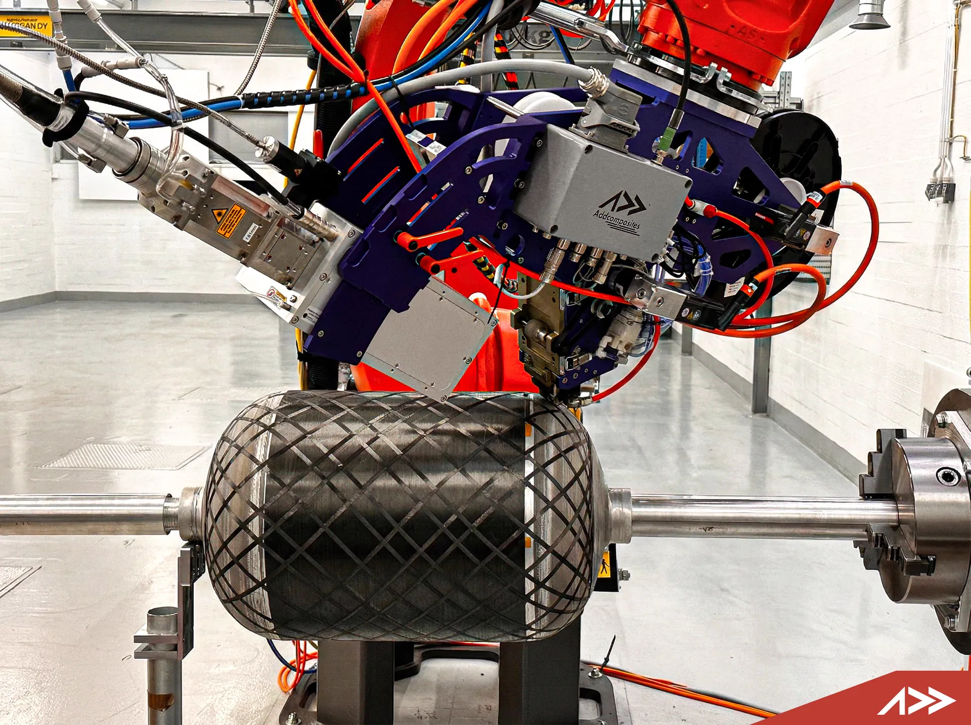Robot-mounted winding system processing a composite pressure-vessel structure